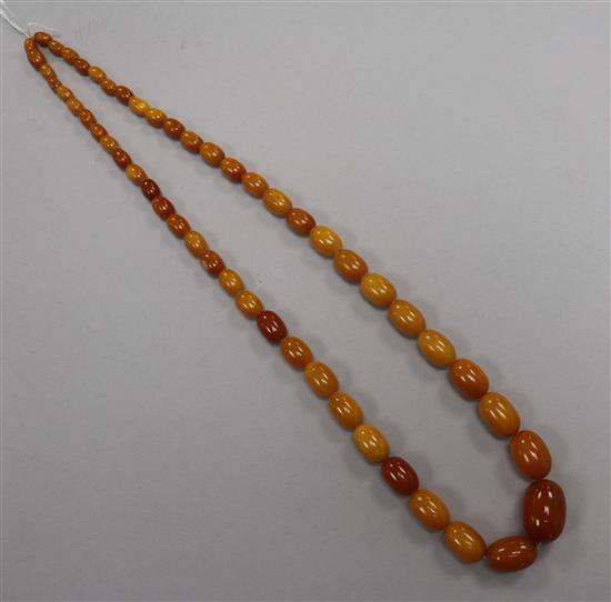 A single strand graduated amber bead necklace, gross weight 34 grams, 60cm.